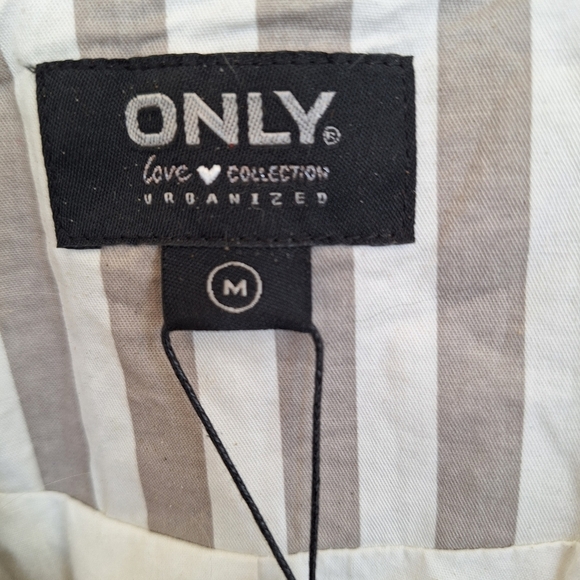 Only Love Collection Jacket SzXS/S Short Sleeves Stripes White/Gray Cropped NWT - Picture 3 of 8